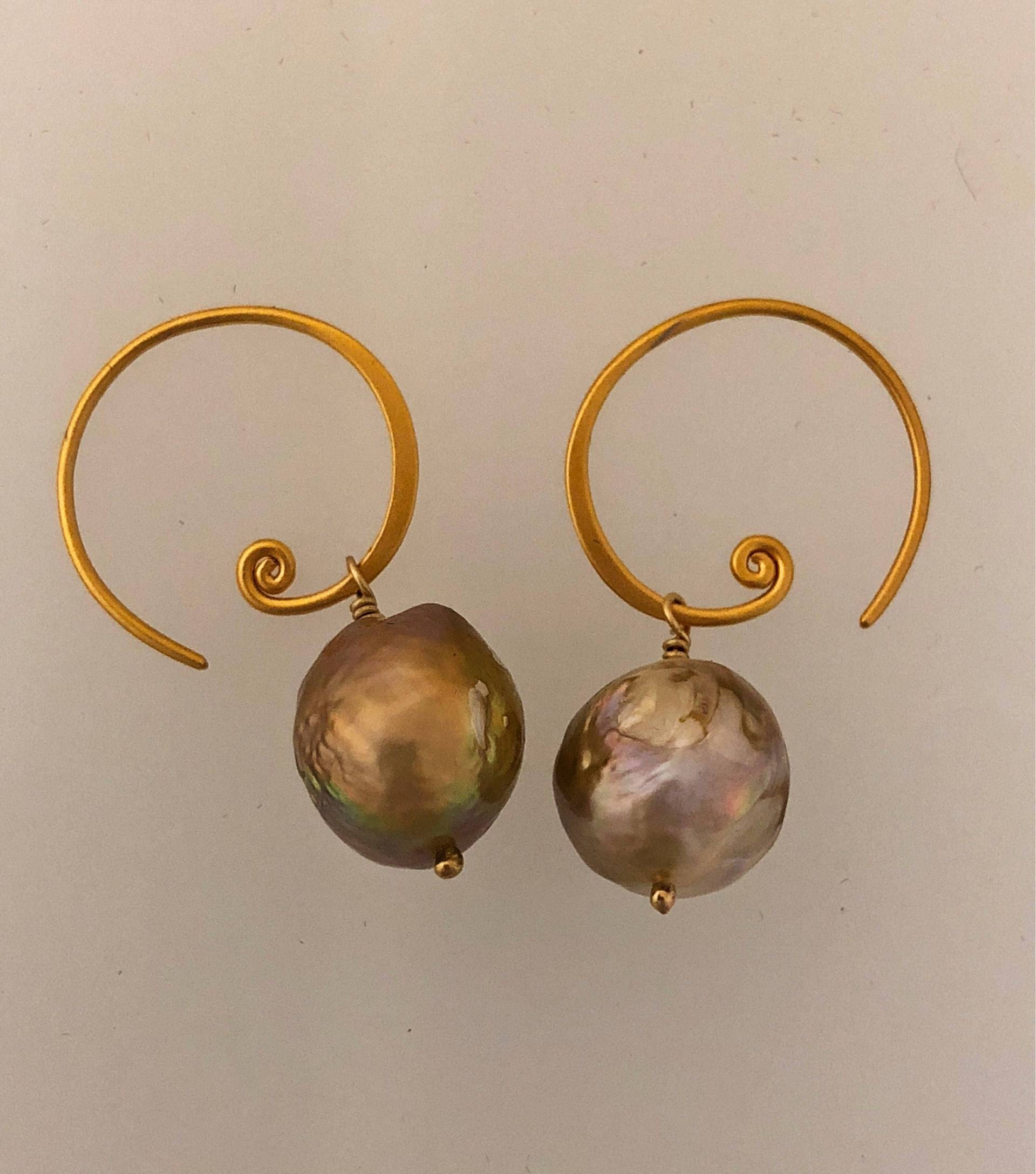 Goldene Natürliche Perle Ohrringe von SalmonRiverJewelry