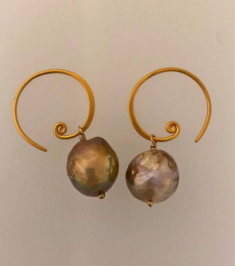 Goldene Natürliche Perle Ohrringe von SalmonRiverJewelry