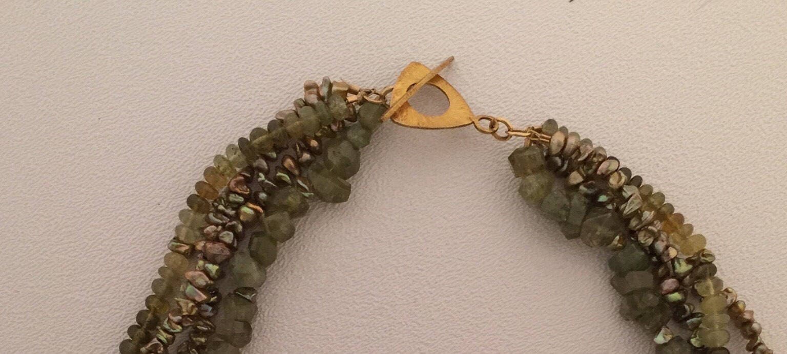 Grüne Granat Und Perle Chocker Halskette von SalmonRiverJewelry