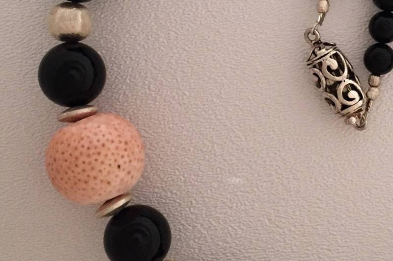 Schwarzer Onyx Und Koralle Halskette von SalmonRiverJewelry