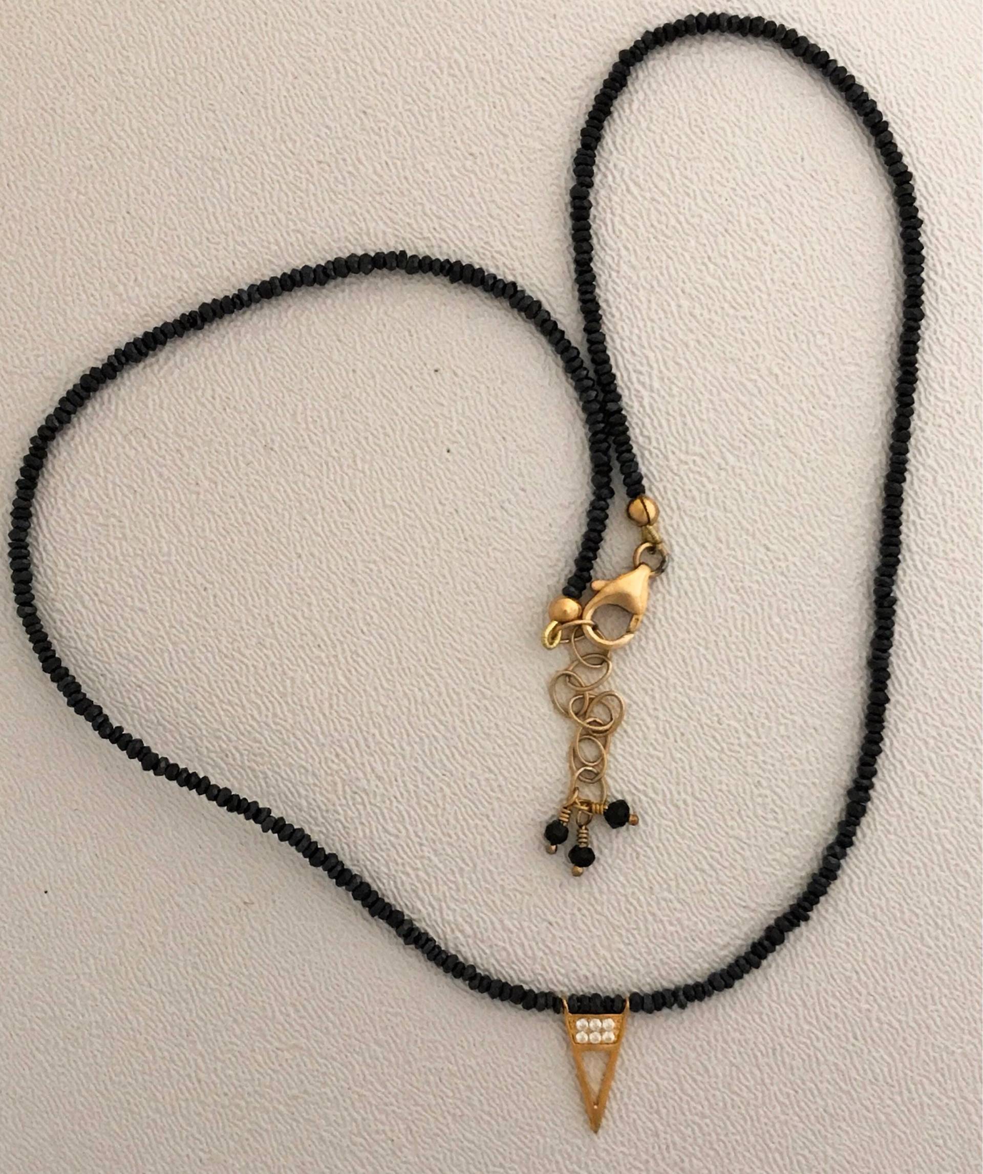 Spinell Perlen Mit Vergoldeter Verschluss Und Anhänger von SalmonRiverJewelry