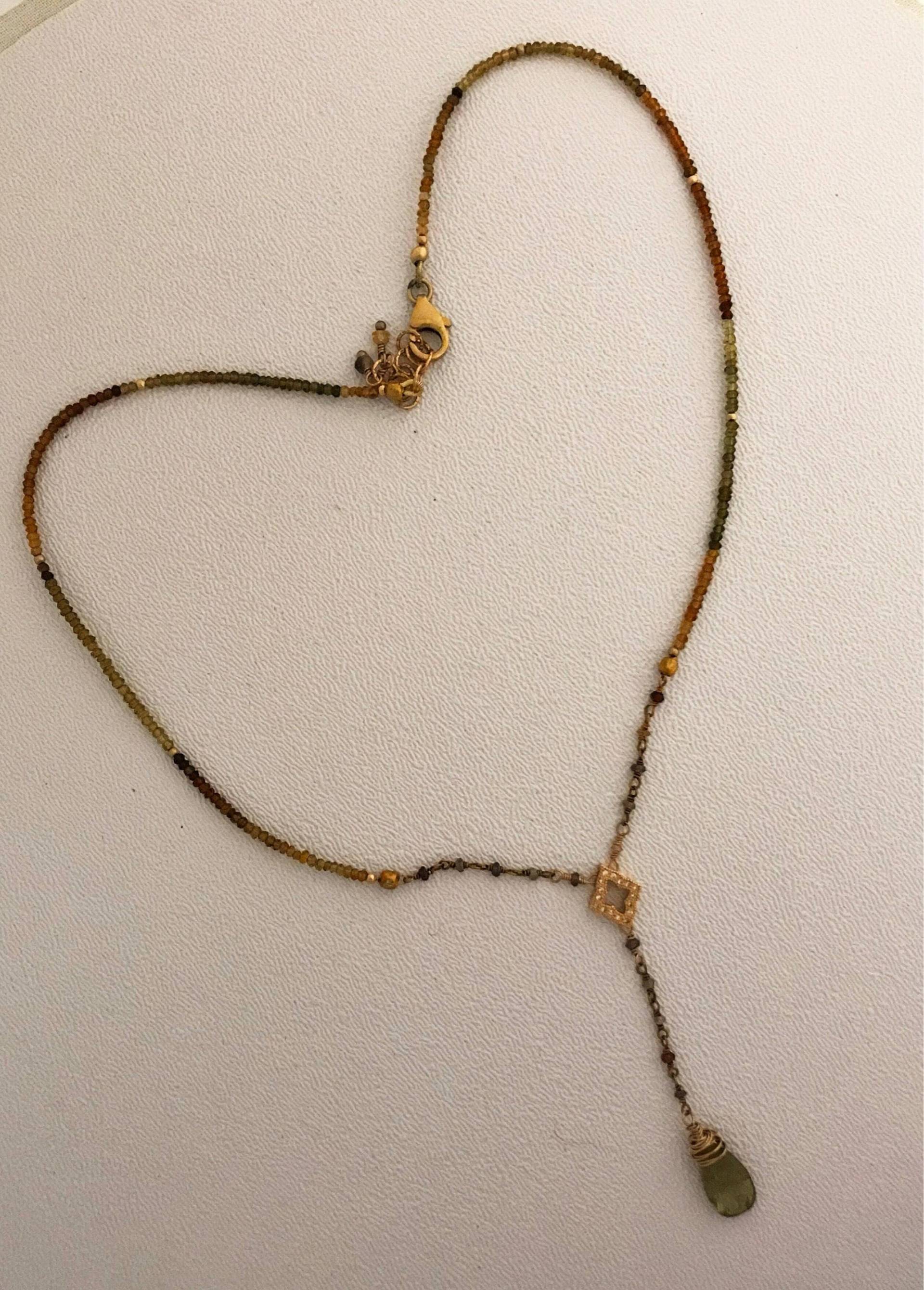 Tundra Saphir-Y-Halskette Mit Grünen Granat Tropfen von SalmonRiverJewelry