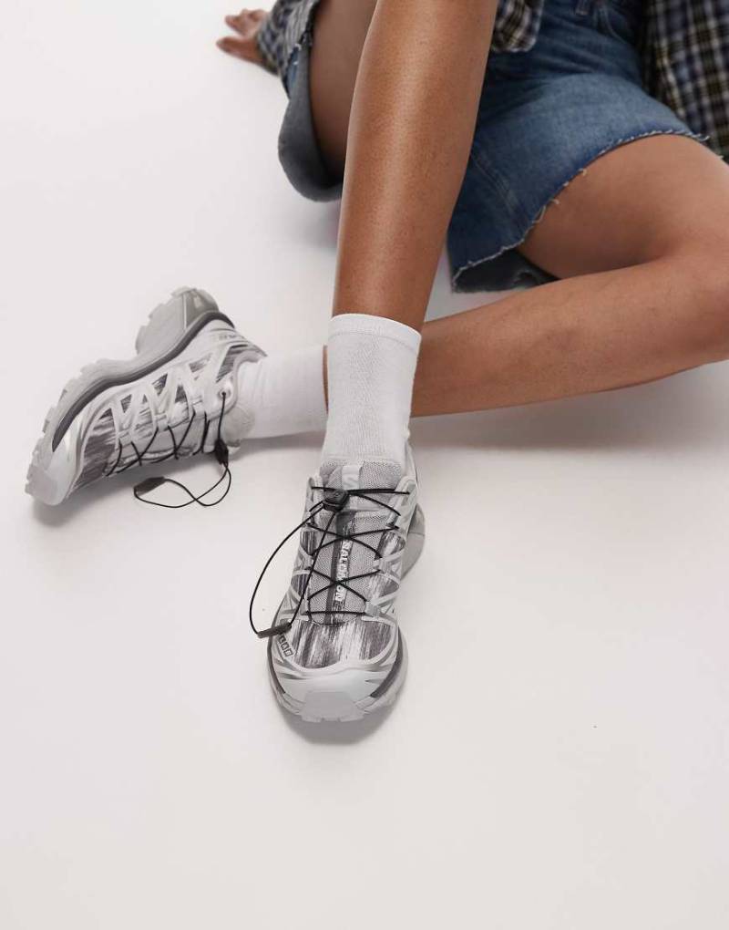 Salomon - XT-6 - Sneaker in Grau und Weiß mit Military-Muster von Salomon