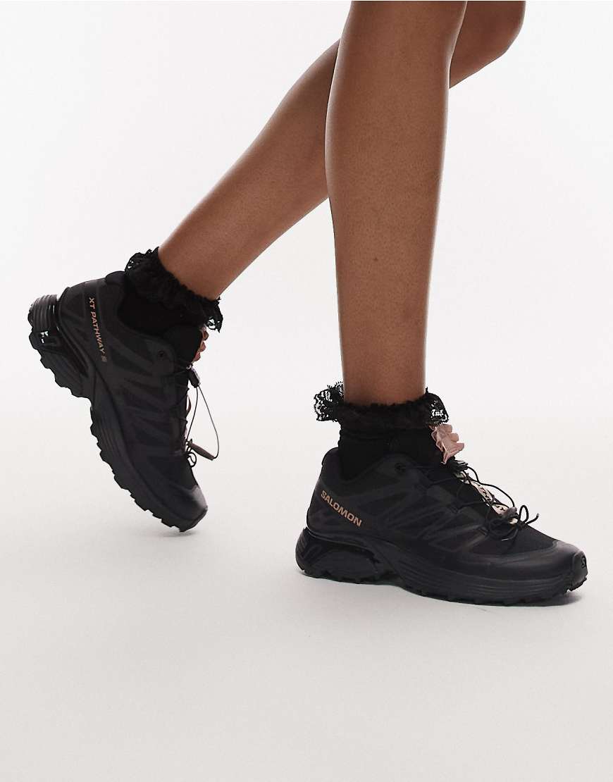 Salomon - XT-Pathway 2 - Satin-Sneaker in Schwarz und Mahagoni-Rosa von Salomon