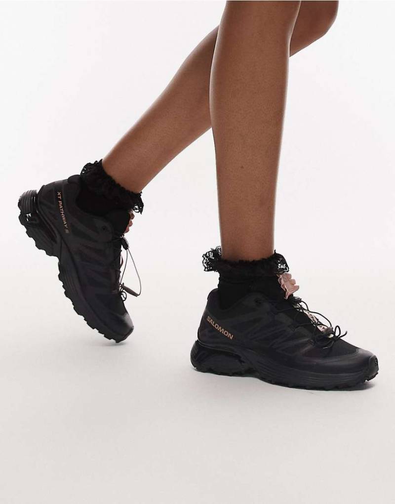 Salomon - XT-Pathway 2 - Satin-Sneaker in Schwarz und Mahagoni-Rosa von Salomon