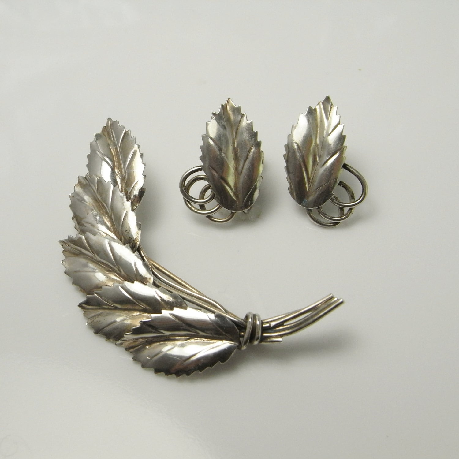 Art Deco Pin Ohrringe Einzigartig Blatt Brosche Hand Made Sterling Silber 1920Er 1930Er Jahre 1940Er R3230 Art Deco Pin Ohrringe Einzigartig Blatt Brosche Hand Made Sterling Silber 1920Er 1930Er Jahre 1940Er R3230 von SalonUber