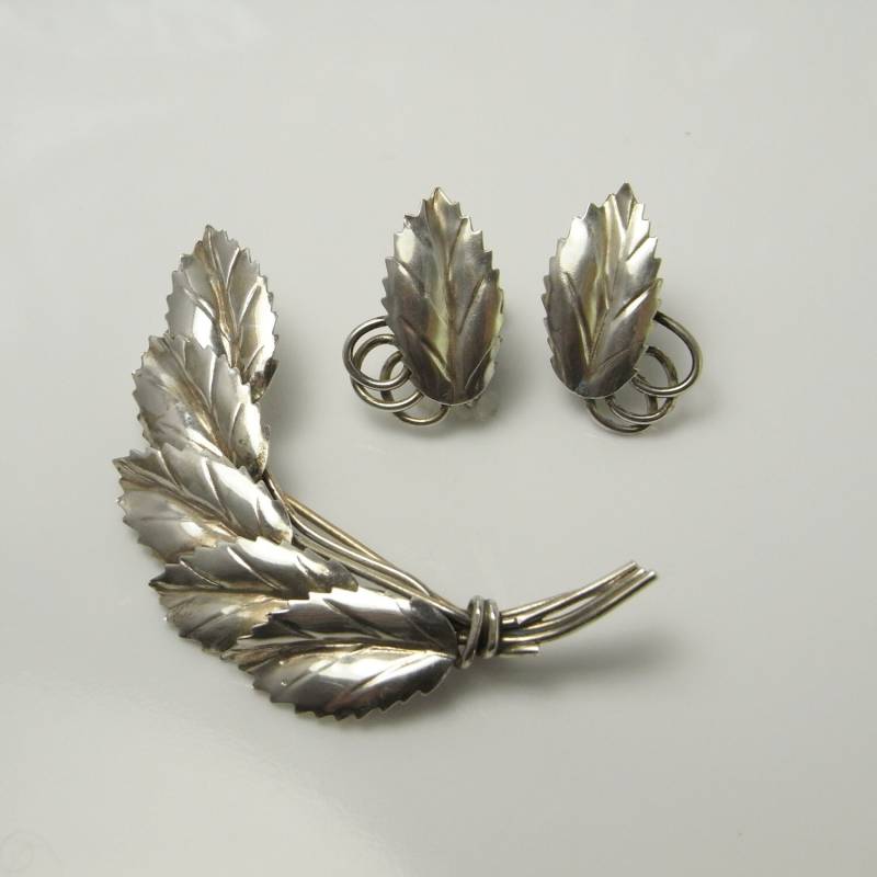 Art Deco Pin Ohrringe Einzigartig Blatt Brosche Hand Made Sterling Silber 1920Er 1930Er Jahre 1940Er R3230 Art Deco Pin Ohrringe Einzigartig Blatt Brosche Hand Made Sterling Silber 1920Er 1930Er Jahre 1940Er R3230 von SalonUber