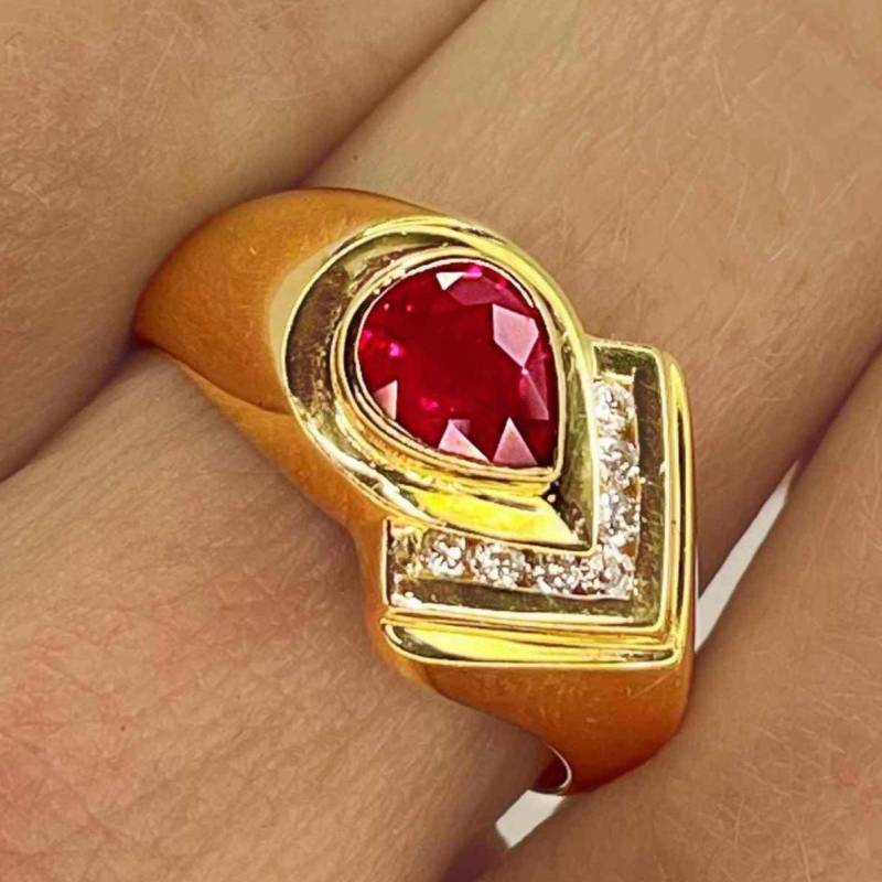 Rubin Ring 14K Gelbgold Diamant Siegelring Unisex Hellroter Pear Cut Rubin Ring 14K Gelbgold Diamant Siegelring Unisex Hellroter Pear Cut von SalonUber
