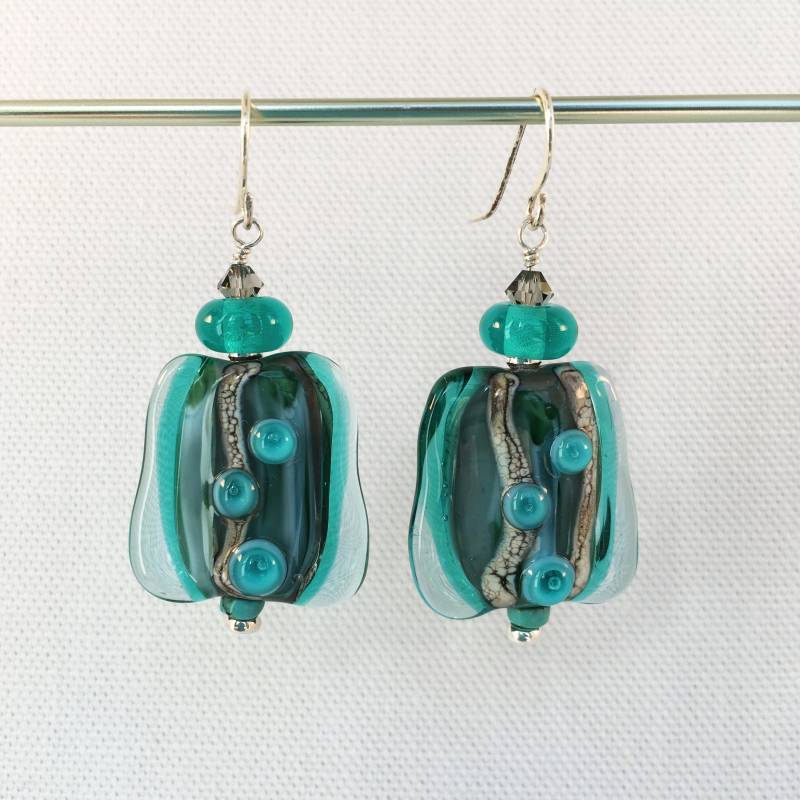 Lampwork Ohrringe, Swarovski-Kristall, Sterling Silberohrringe, Sra Gemacht Perlen, Juwel-Ton-Ohrringe, Freeform Geformte Ohrringe Lampwork Ohrringe, Swarovski-Kristall, Sterling Silberohrringe, Sra Gemacht Perlen, Juwel-Ton-Ohrringe, Freeform Geformte Ohrringe von SaltAireStudio