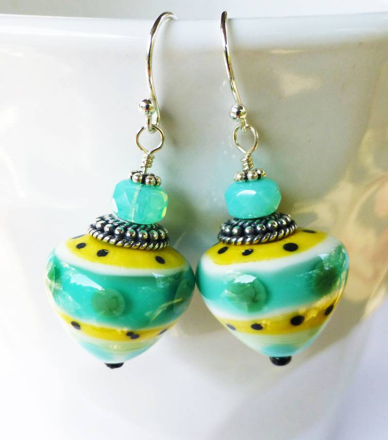 Murano Glas-Perlen-Ohrringe, Sra Gemacht, Glasperlen, Einzigartig Geformte Glasperle, Grün, Gelb, Schwarz, Weiß, Sterling Ohrringe von SaltAireStudio