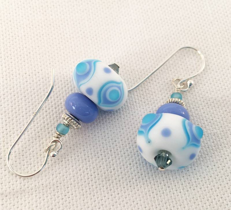 Sra Gemacht Immergrün Blau, Weiß, Türkis, Geätzten Glas, Murano Glas-Perlen-Ohrringe, Sterling Silber Sra Gemacht Immergrün Blau, Weiß, Türkis, Geätzten Glas, Murano Glas-Perlen-Ohrringe, Sterling Silber von SaltAireStudio