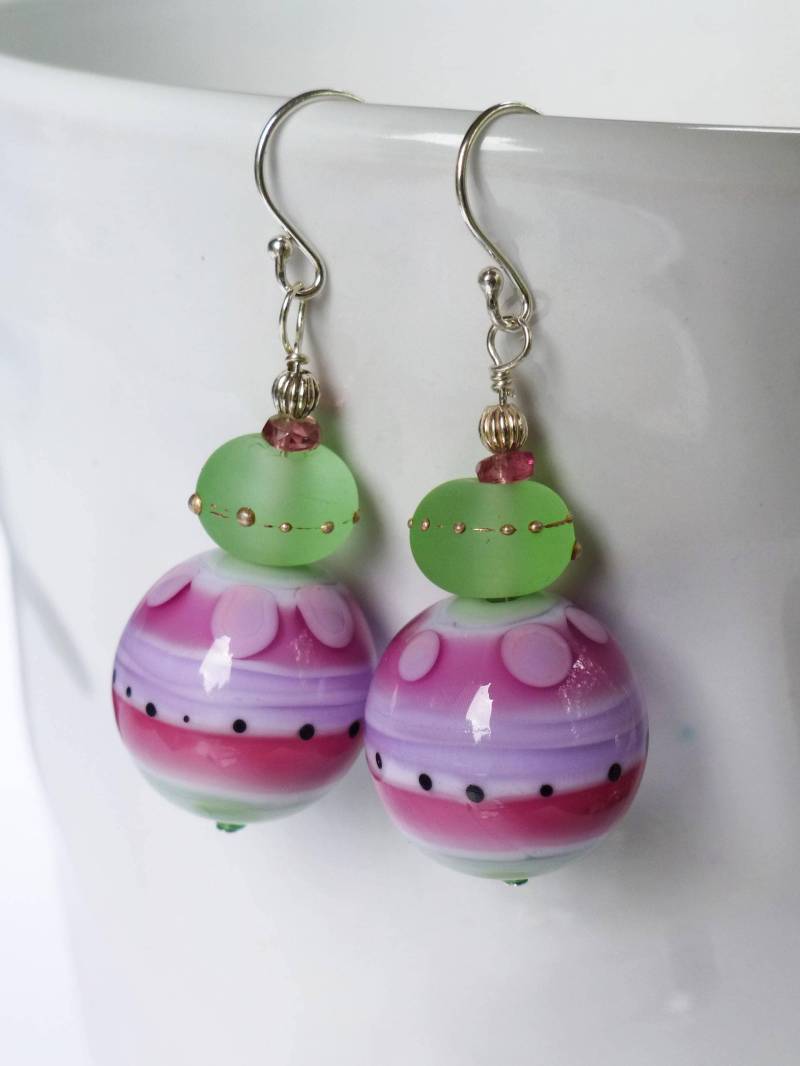 Sra Gemacht Murano Glas Bead Ohrringe, Echte Turmalinperlen, Sterling Silber, Pink, Himbeere, Grün, Lavendel, Schwarz & Weiß Ohrringe Sra Gemacht Murano Glas Bead Ohrringe, Echte Turmalinperlen, Sterling Silber, Pink, Himbeere, Grün, Lavendel, Schwarz & Weiß Ohrringe von SaltAireStudio