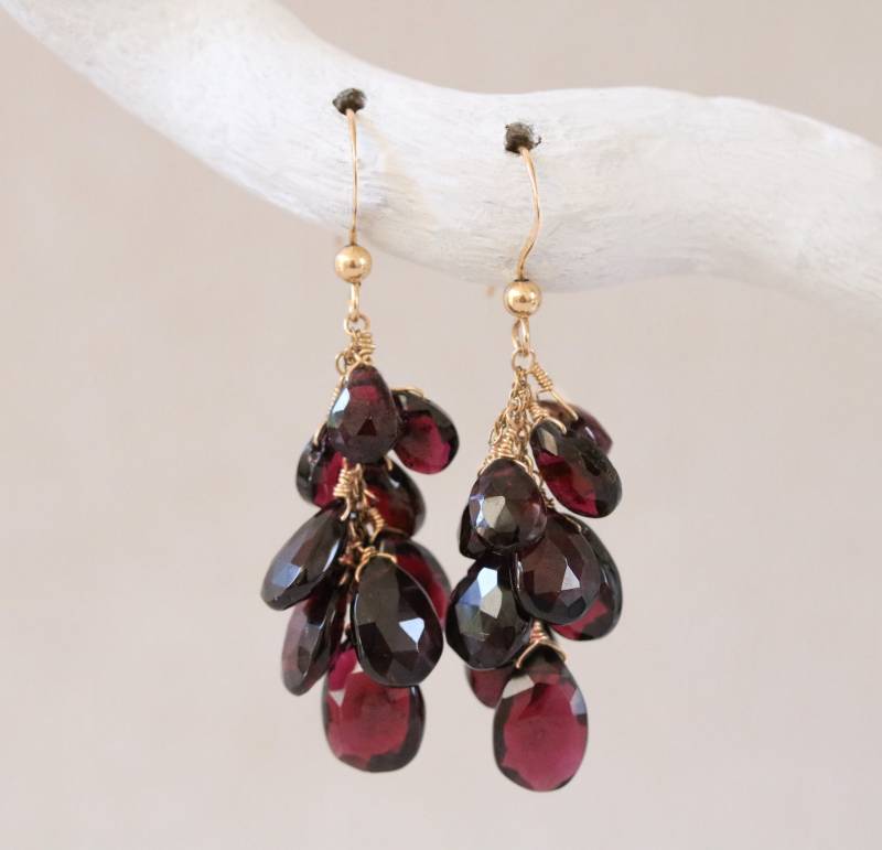 Handgemachte Gold Granat Teardrop Ohrringe Januar Birthstone Schmuck von SaltBijoux