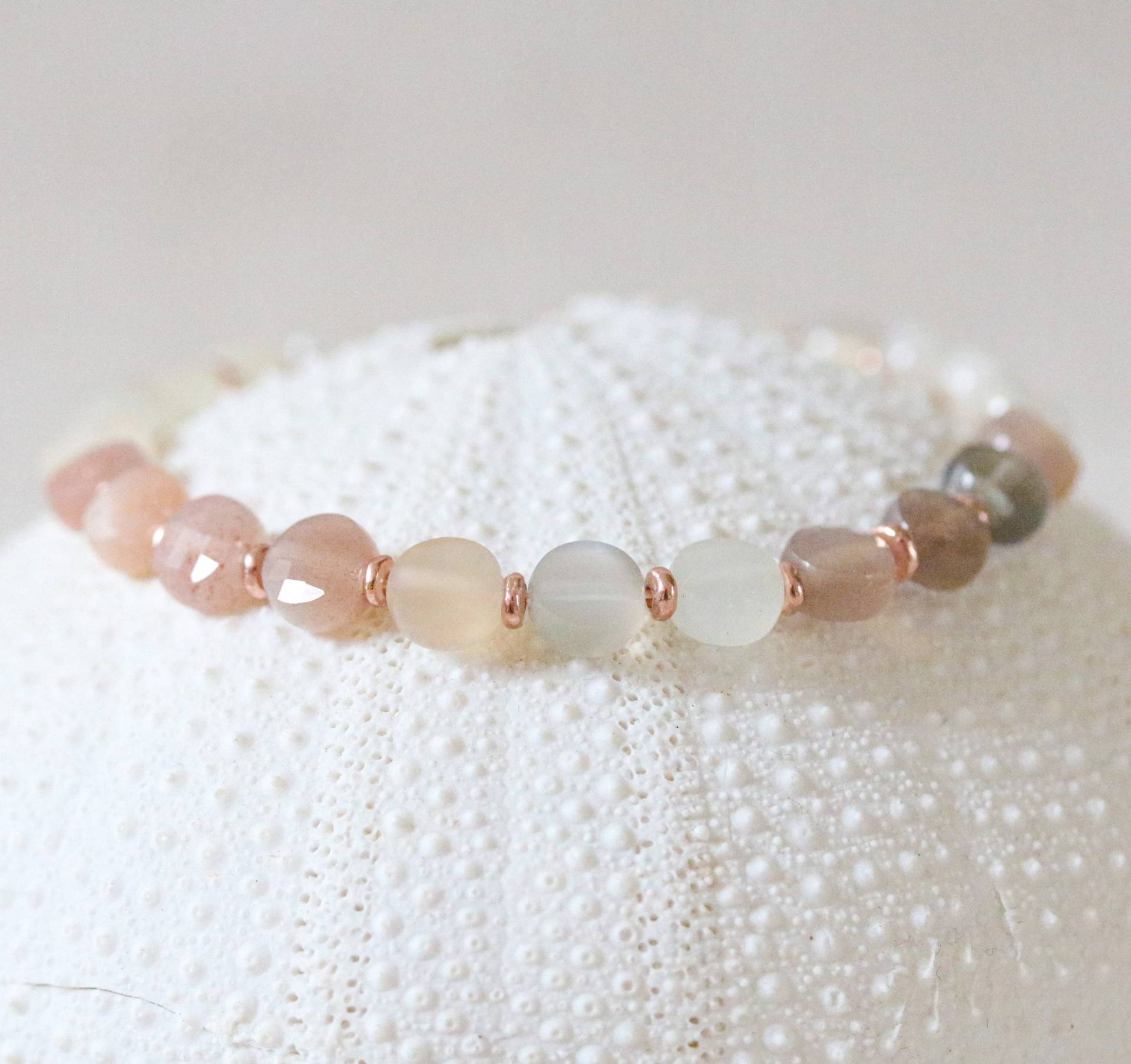 Atemberaubender Ombré Mondstein Karen Hill Tribe Rose Gold Fill Quadrat Facettiert Oval Armband Oktober Birthstone Geschenkidee Für Mädchen von SaltBijoux