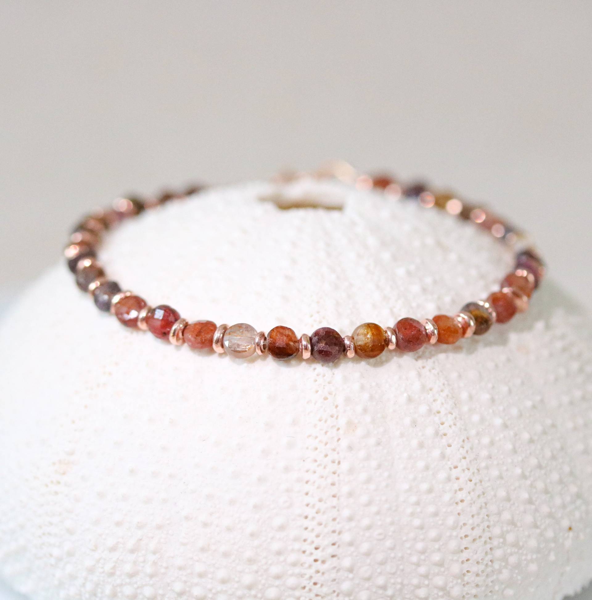 Atemberaubende Rosa Saphir Karen Hill Tribe Rose Gold Fill Facettierte Mini Münze Armband September Birthstone Valentinstag Geschenkidee Für Mädchen von SaltBijoux