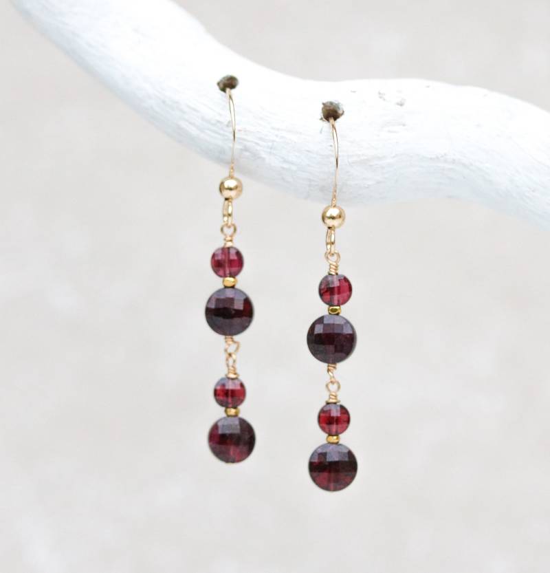 Zarte Granat Facettierte Mini Münze Ohrringe Mit Gold Vermeil Karen Hill Tribe Nugget Perlen Januar Birthstone Geschenk Set Idee von SaltBijoux