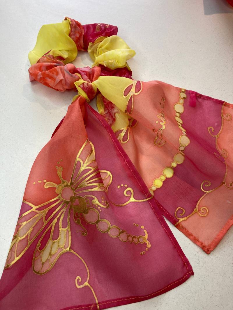 2 Stück Seidenschal Und Scrunchie Set - Dekoratives Handbemaltes Halstuch Oder Taschentuch Mit Goldfarbenem Libellendesign, Passendes Scrunchie von SaltSilksUK