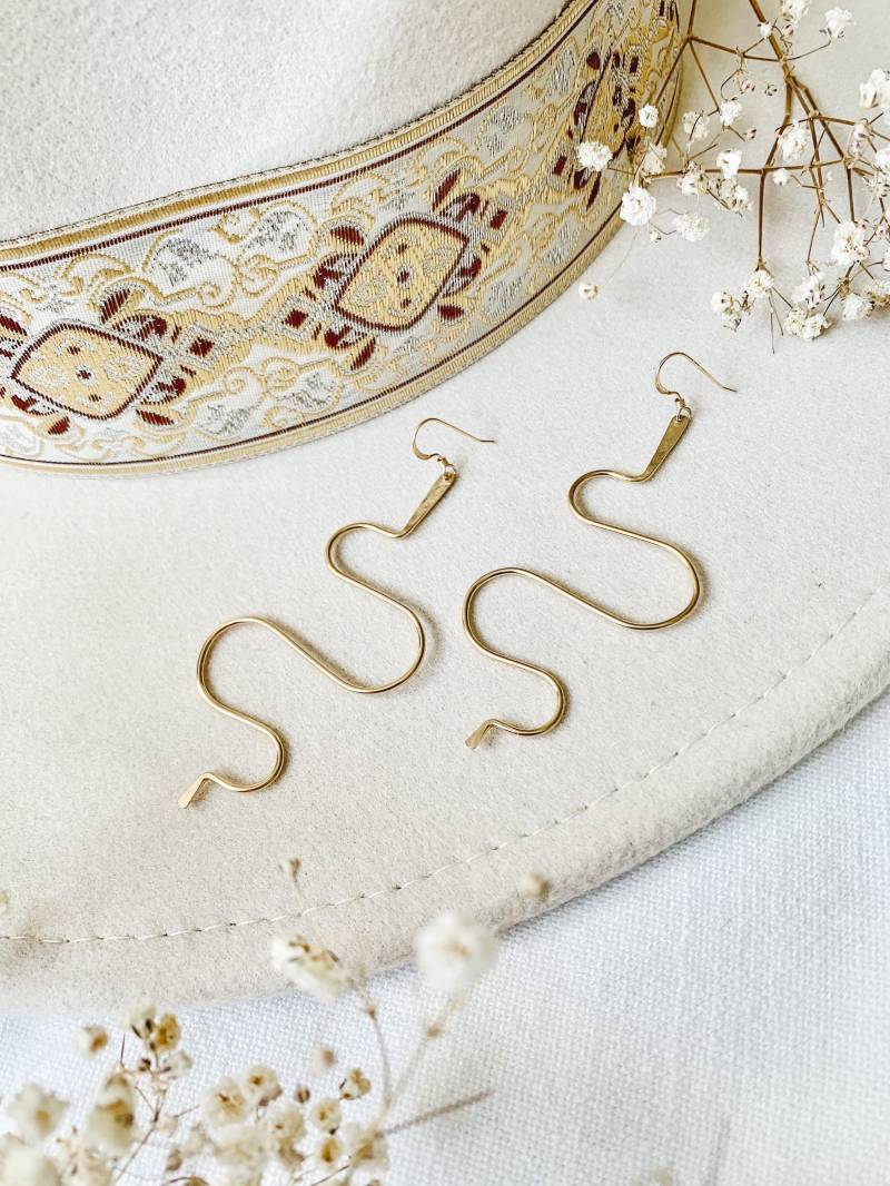 Gehämmerte Schlange Ohrringe 14K Gold Filled Abstrakter Brautschmuck von SaltWaterDesignsNY
