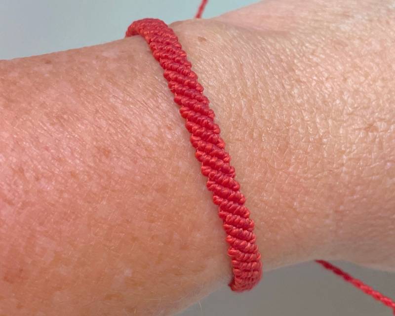 Rotes Makramee Freundschaftsarmband Von Salty Boho Jewelry von SaltyBohoCalifornia