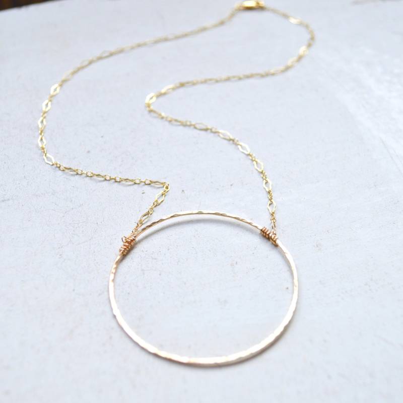 Eternity Anhänger Halskette, Große Kreis Halskette Gold Und Silber, Gehämmert von SaltyButSweetJewelry