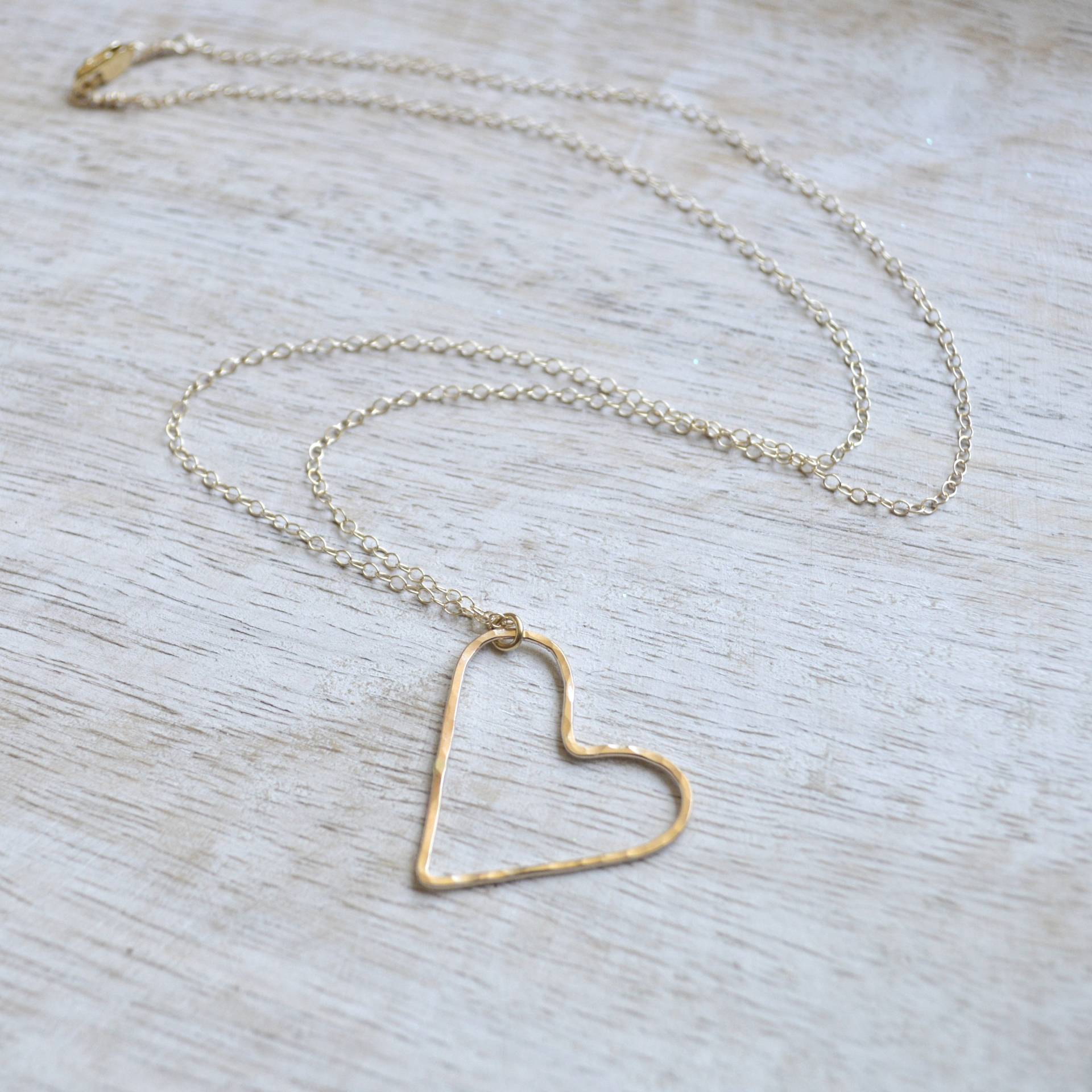 Gold Floating Heart Halskette, Zierliche Herz Halskette von SaltyButSweetJewelry