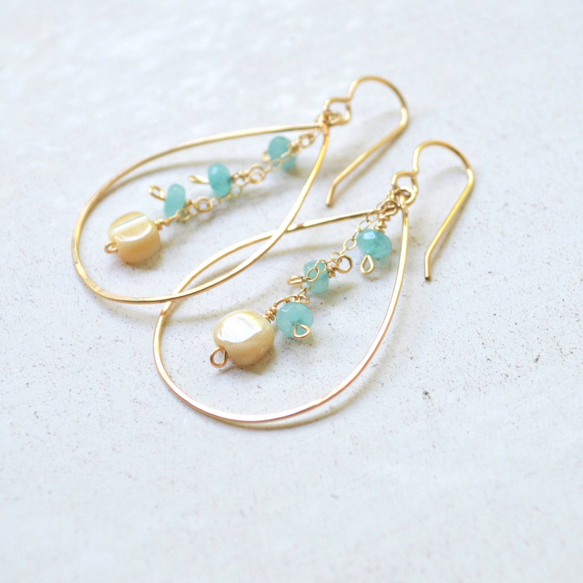 Gold Teardrop Ohrringe, Baumelnde Perlenohrringe, Jade Und Mop Ohrringe von SaltyButSweetJewelry