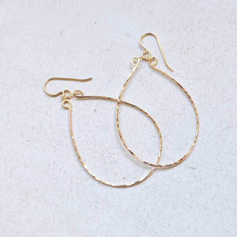 Große Teardrop Ohrringe, Gehämmerte Ohrringe von SaltyButSweetJewelry