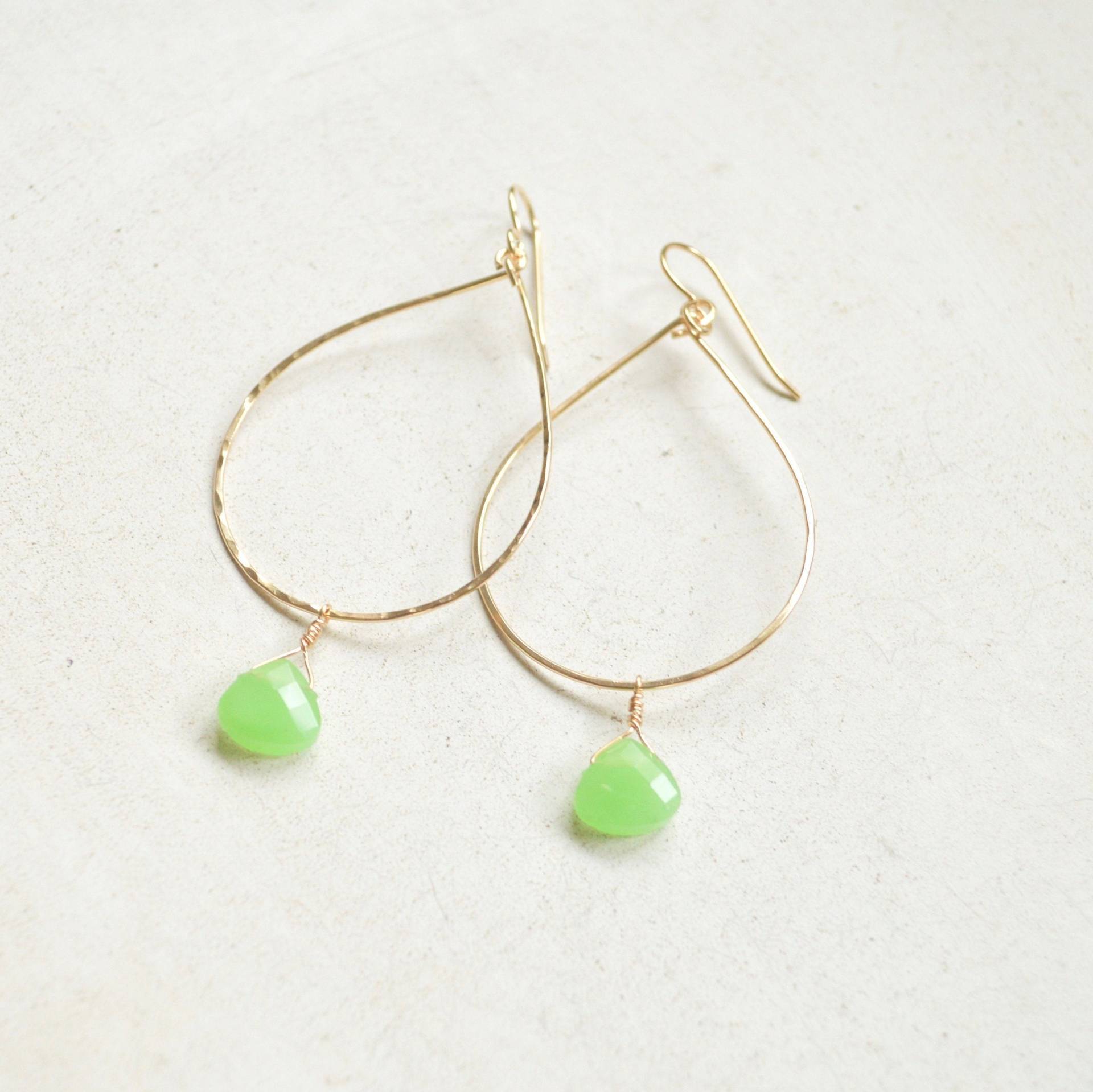 Grüne Chalcedon Briolette Ohrringe, Teardrop Ohrringe in Gold von SaltyButSweetJewelry