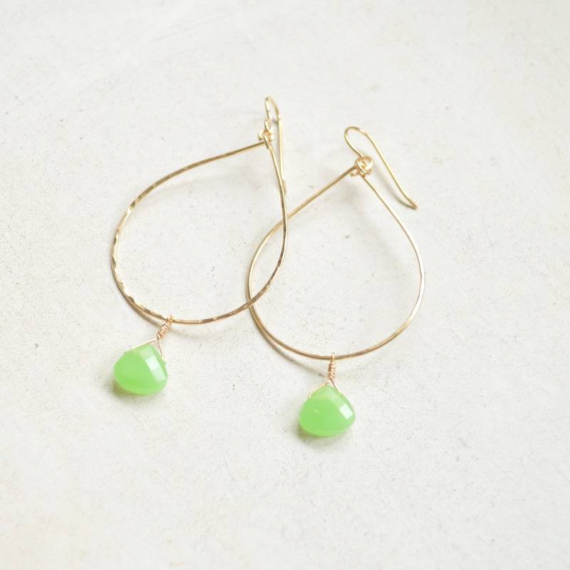 Grüne Chalcedon Briolette Ohrringe, Teardrop Ohrringe in Gold von SaltyButSweetJewelry