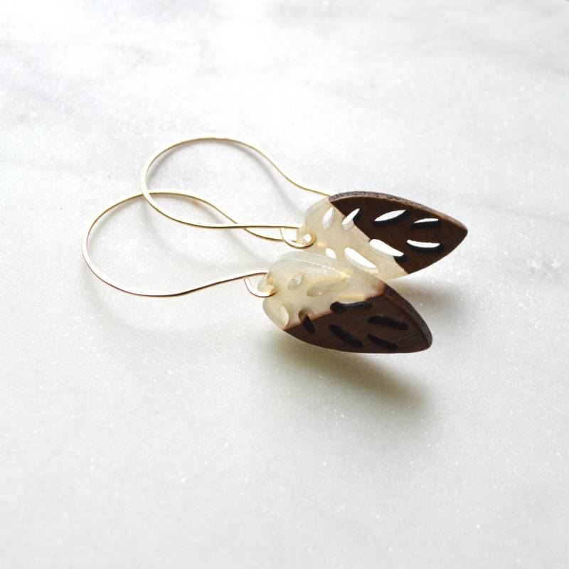 Holz Blatt Ohrringe von SaltyButSweetJewelry