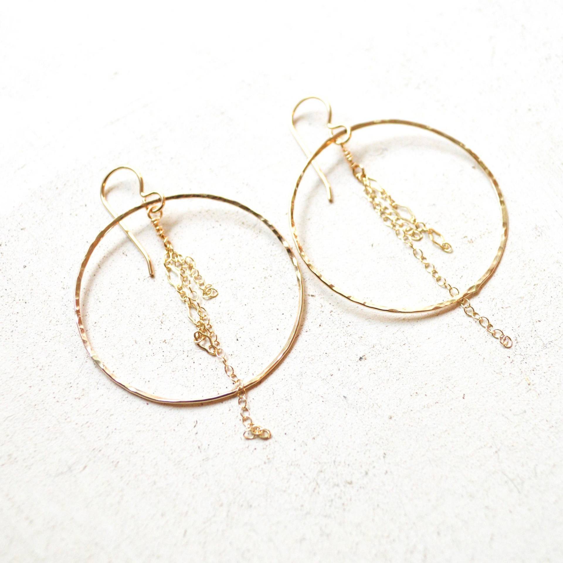 Ketten-Creolen, Gehämmerte Creolen Mit Kette von SaltyButSweetJewelry