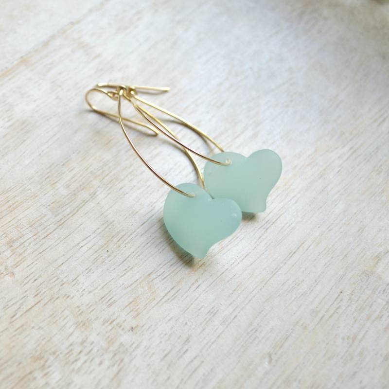 Milchglas Herz Ohrringe, Meer Schaum Ohrringe von SaltyButSweetJewelry