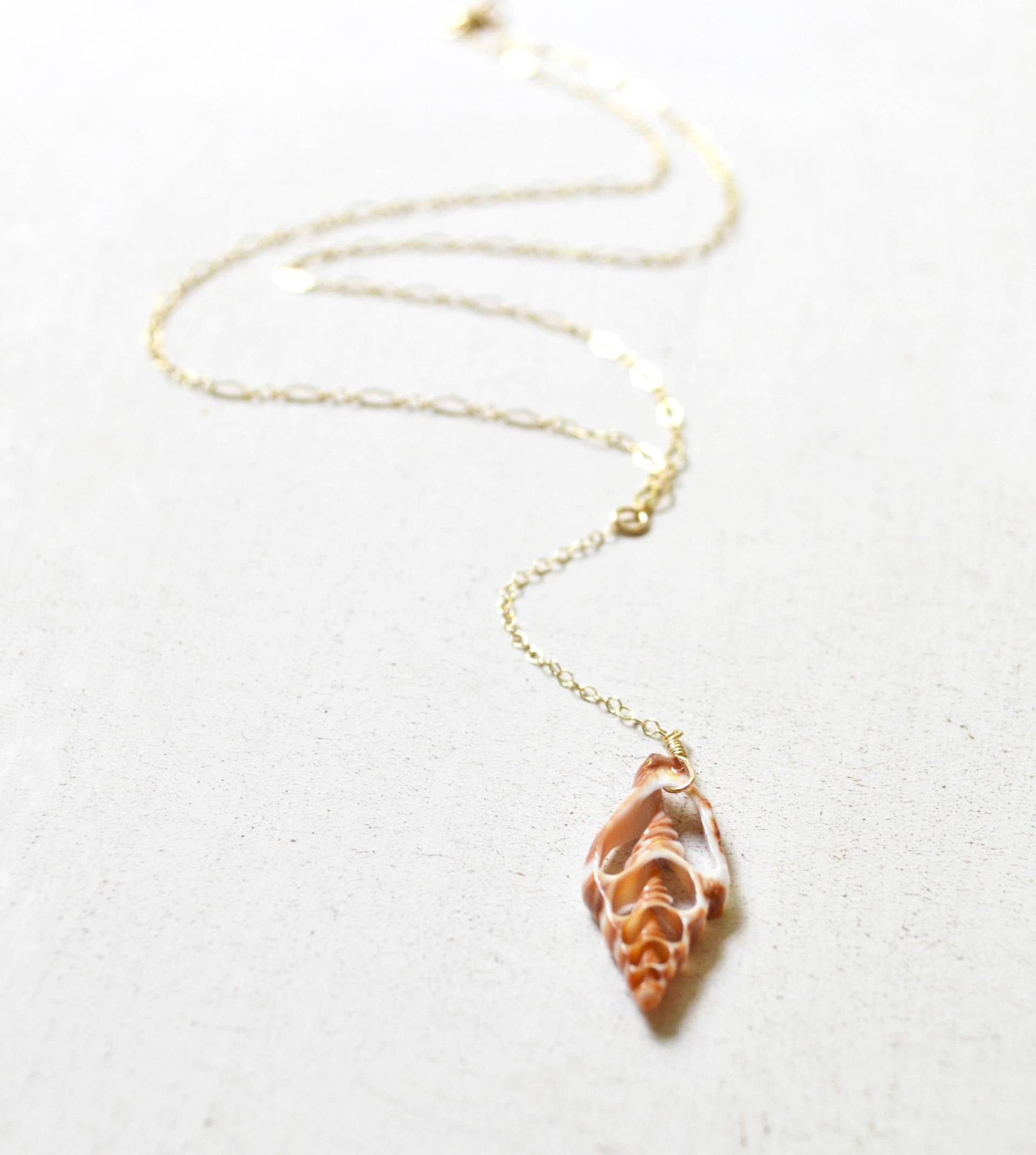 Shell Drop Halskette, Gold Y Lariat Mitra Halskette von SaltyButSweetJewelry