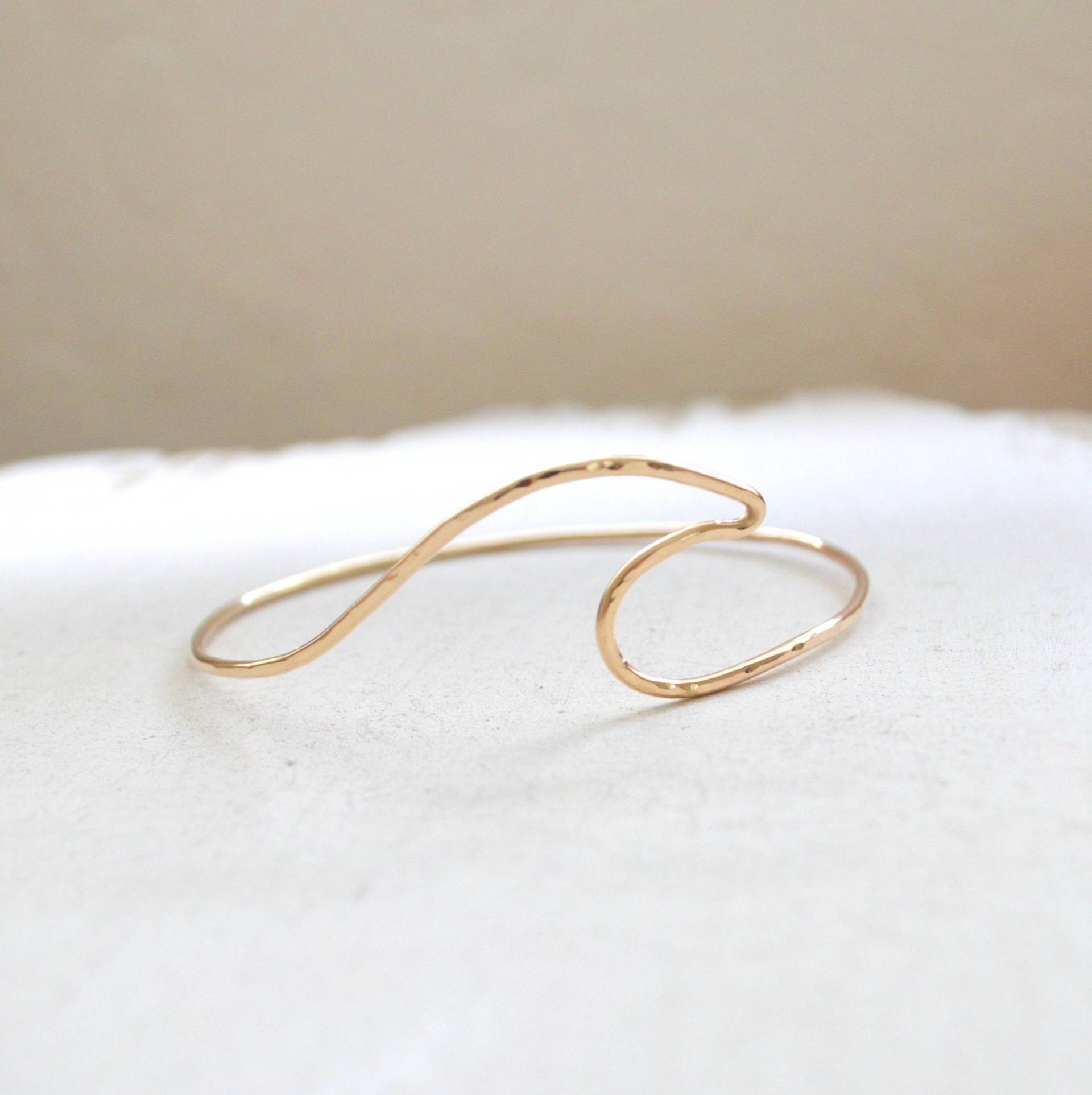 Welle Armreif, Ocean Wave Armband, Beachy Armreif von SaltyButSweetJewelry