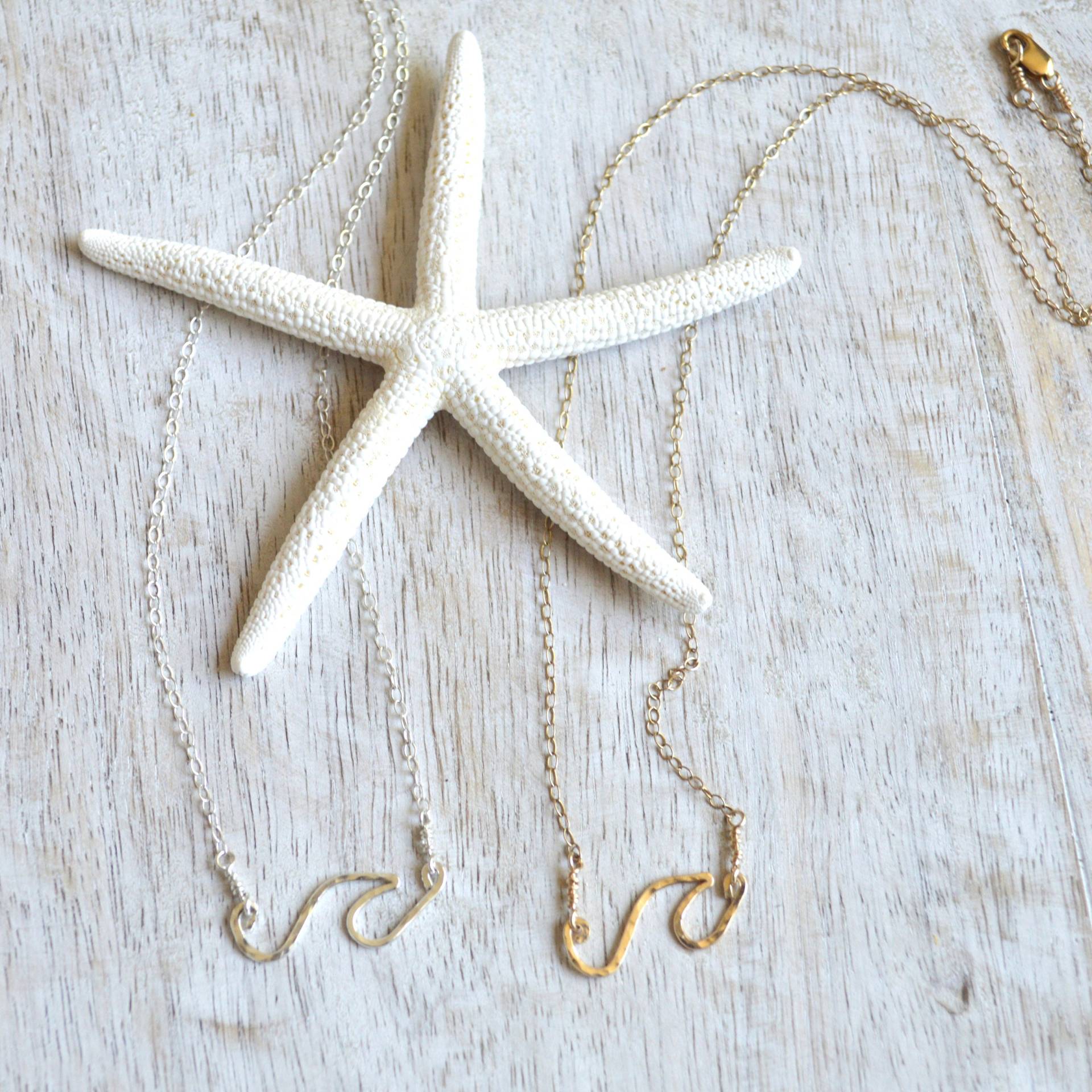 Welle Halskette in Sterling Oder Gold, Meereswelle Anhänger von SaltyButSweetJewelry
