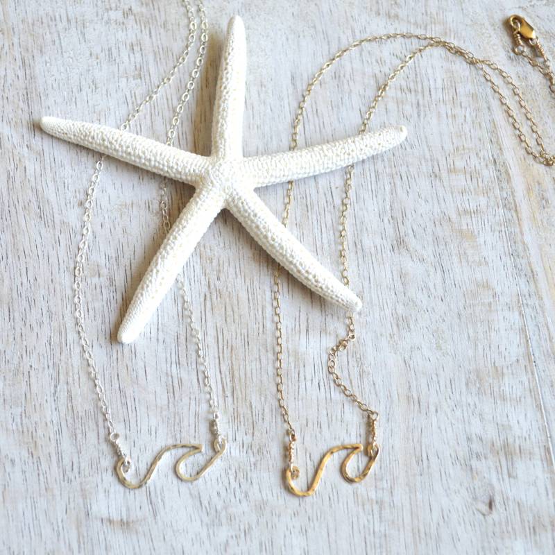 Welle Halskette in Sterling Oder Gold, Meereswelle Anhänger von SaltyButSweetJewelry
