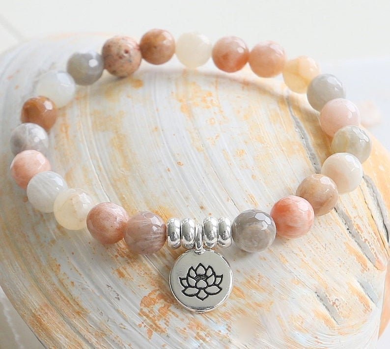 Lotus Blume Sunstone Charm Armband, Edelstein Mala Yoga Perlen Armband ~ Glücksstein, Freundin Mutter Schwester Bff Geschenkidee von SaltyDogUSA