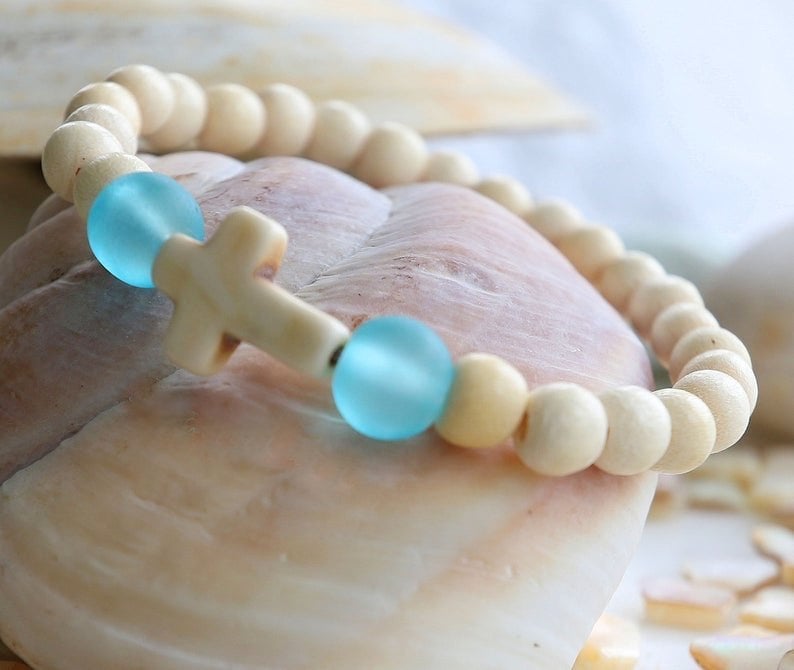 Mädchen Weißes Kreuz Perlenarmband, Religiöses Geschenk Seitlich Armband Holz Perlen Schmuck Frau von SaltyDogUSA