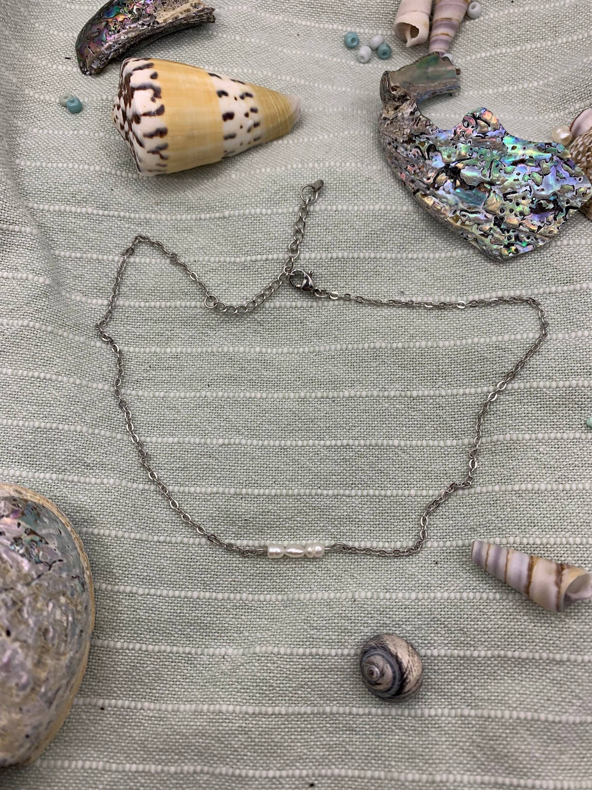 Süßwasser Perlenkette, Süßes Surferstück Für Ozeanliebhaber, Ein Tolles Handgefertigtes Geschenk Aus Edelstahl Süßwasser Perlenkette, Süßes Surferstück Für Ozeanliebhaber, Ein Tolles Handgefertigtes Geschenk Aus Edelstahl von SaltyDreamers