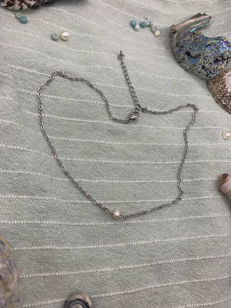 Süßwasser Perlenkette, Süßes Surferstück Für Ozeanliebhaber, Ein Tolles Handgefertigtes Geschenk Aus Edelstahl von SaltyDreamers