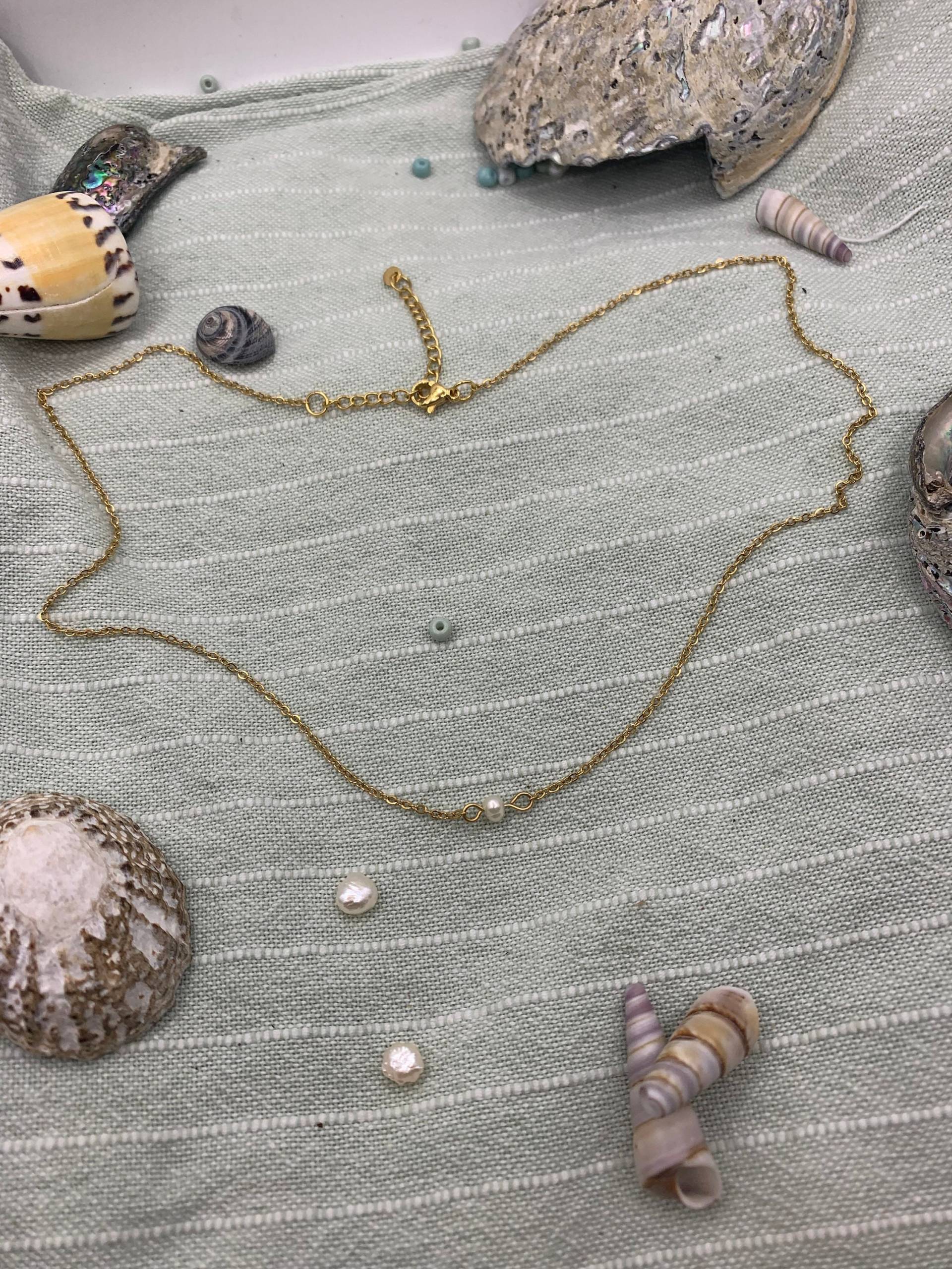 Süßwasser Perlenkette Gold, Süßes Surfer Stück Für Ozean Liebhaber, Ein Tolles Handgemachtes Geschenk Aus Edelstahl Süßwasser Perlenkette Gold, Süßes Surfer Stück Für Ozean Liebhaber, Ein Tolles Handgemachtes Geschenk Aus Edelstahl von SaltyDreamers