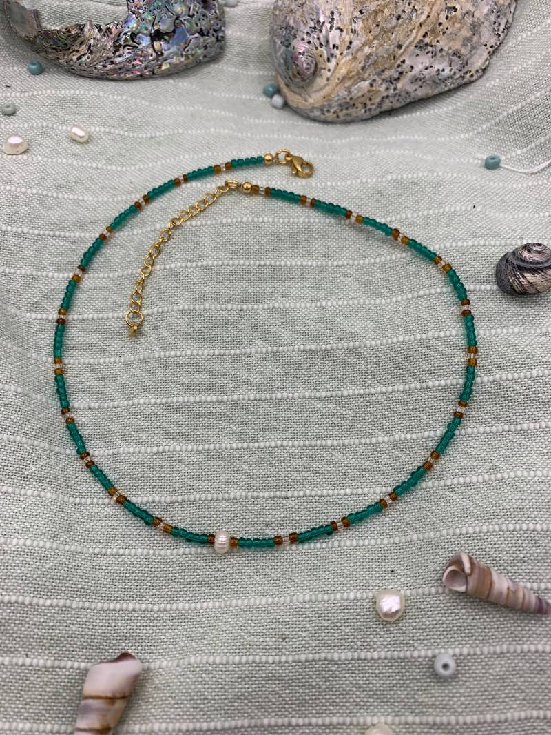 Süßwasserperlen Und Glasperlen Halskette Gold, Niedlicher Damen Schmuck Für Ozean-Liebhaberinnen, Ein Perfektes Handgemachtes Weihnachtsgeschenk von SaltyDreamers