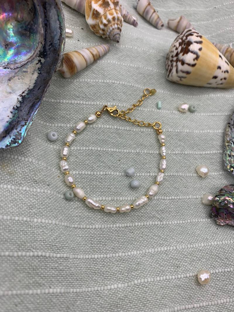 Süßwasserperlen Und Goldperlen, Atemberaubendes Damenarmband Für Strandliebhaber, Ein Perfektes Handgefertigtes Weihnachtsgeschenk Sie von SaltyDreamers