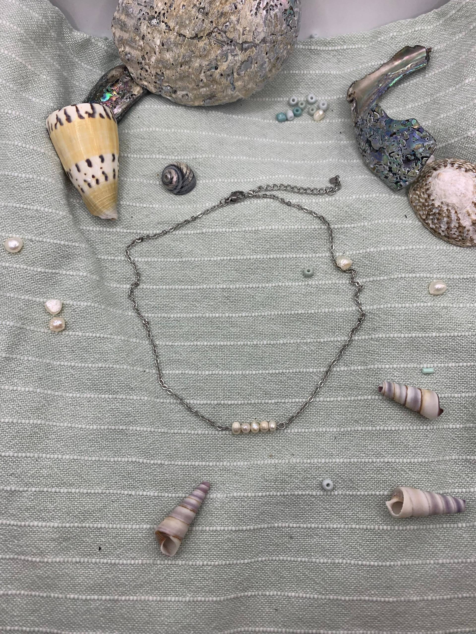 Süßwasserperlenkette, Niedliches Surferstück Für Ozeanliebhaber, Ein Großartiges Handgefertigtes Geschenk Aus Edelstahl Süßwasserperlenkette, Niedliches Surferstück Für Ozeanliebhaber, Ein Großartiges Handgefertigtes Geschenk Aus Edelstahl von SaltyDreamers