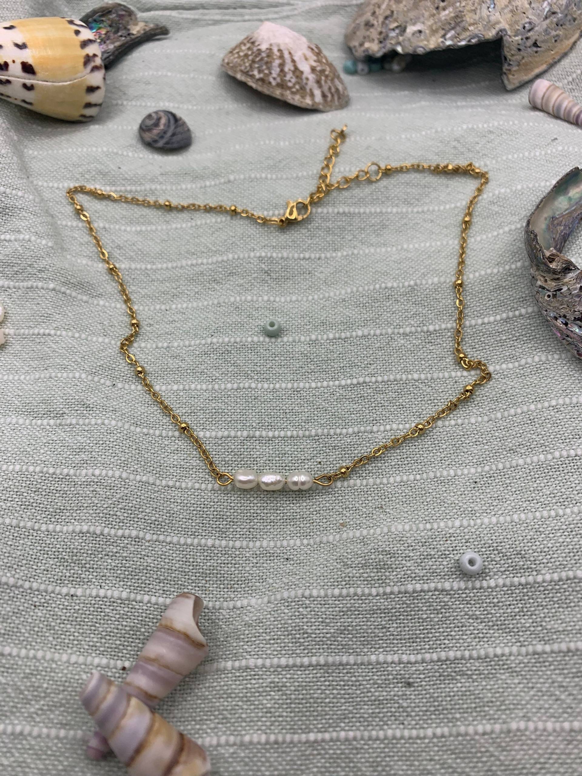 Süßwasserperlenkette in Gold, Süßes Surferstück Für Ozeanliebhaber, Ein Tolles Handgefertigtes Geschenk Aus Edelstahl Süßwasserperlenkette in Gold, Süßes Surferstück Für Ozeanliebhaber, Ein Tolles Handgefertigtes Geschenk Aus Edelstahl von SaltyDreamers