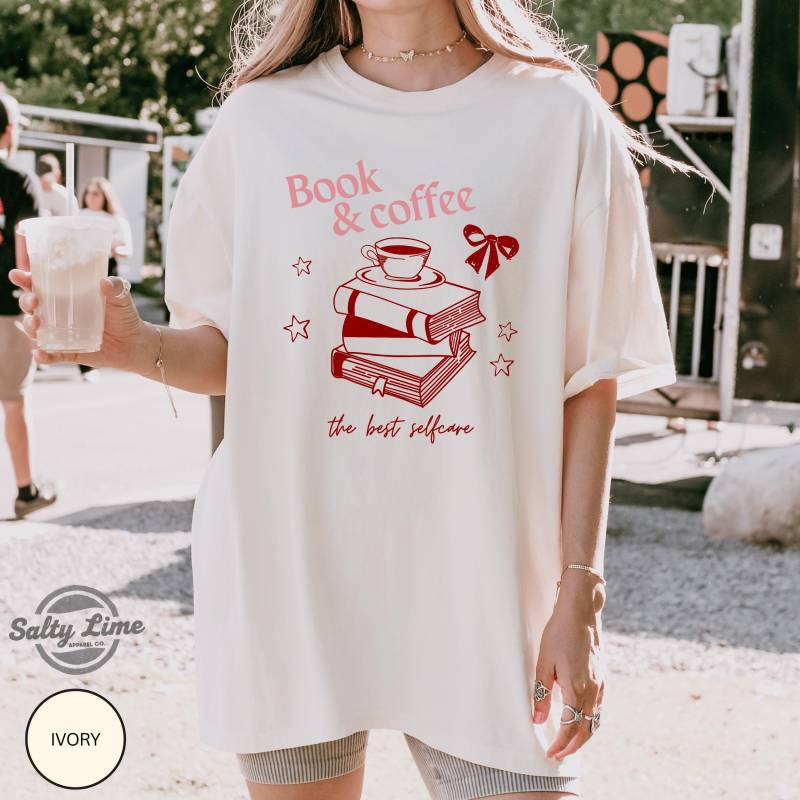 Book & Coffee Comfort Colors T-Shirt Gemütliches Selbstpflege-T-Shirt Book & Coffee Comfort Colors T-Shirt Gemütliches Selbstpflege-T-Shirt von SaltyLimeApparelCo
