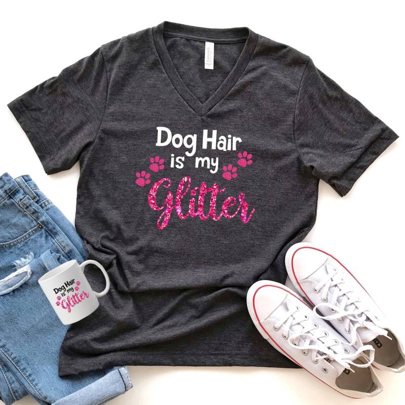 Hundehaar Ist Mein Glitzer Shirt Lustiges Hundemama T-Shirt Mit V-Ausschnitt von SaltyPineappleStudio