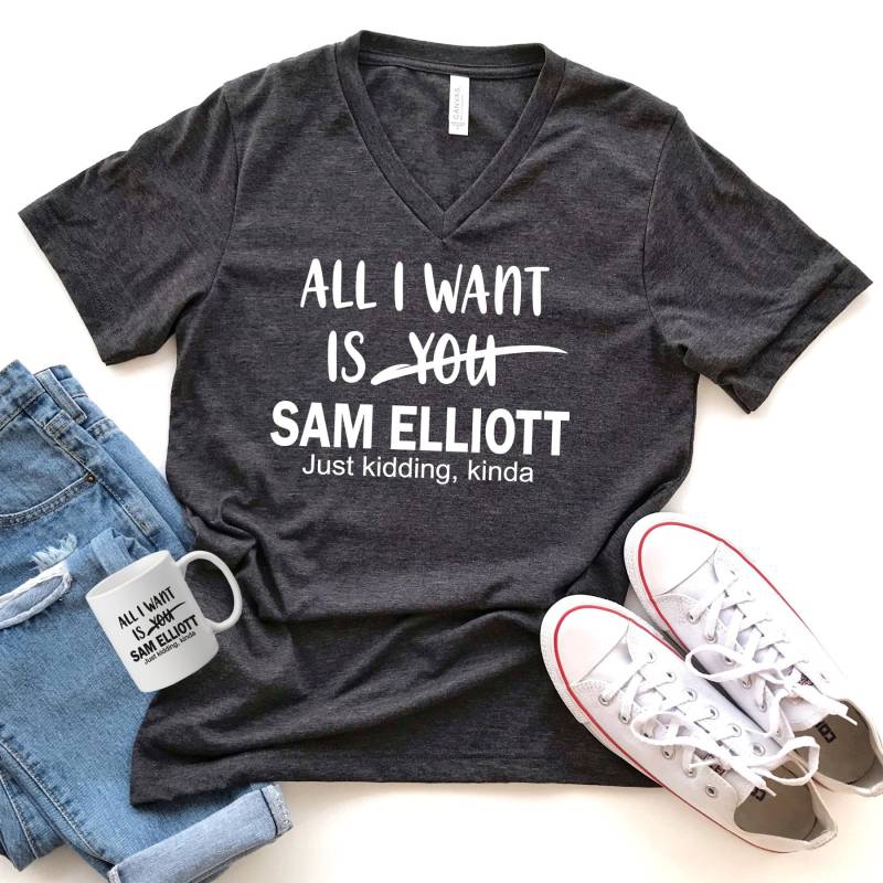 Sam Elliott Shirt Mit V-Ausschnitt Grabstein Western T-Shirt Sam Elliott Shirt Mit V-Ausschnitt Grabstein Western T-Shirt von SaltyPineappleStudio