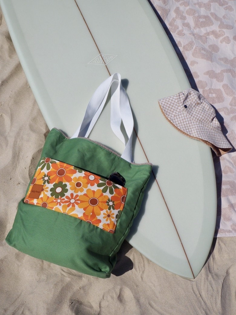 Salzige Handtücher || Damen Salty Beach Tragetasche Algengrün + Retro Floral Tasche von SaltyTowels