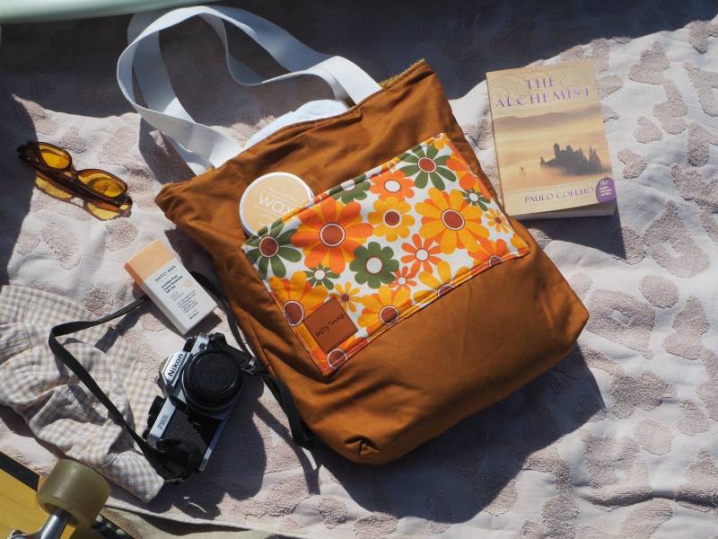 Salzige Handtücher || Damen Salty Beach Tragetasche Golden Tan + Retro Floral Tasche von SaltyTowels